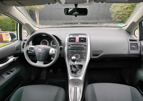 Toyota Auris cena 29900 przebieg: 172600, rok produkcji 2011 z Szczawnica małe 211